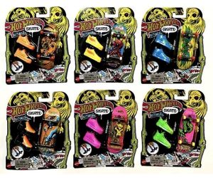 Hot Wheels Finger Skateboard plus Shoes